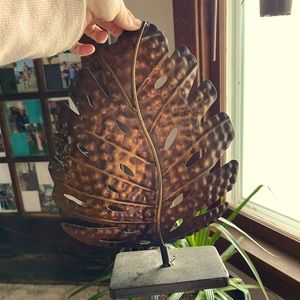 Monstera leaf decor